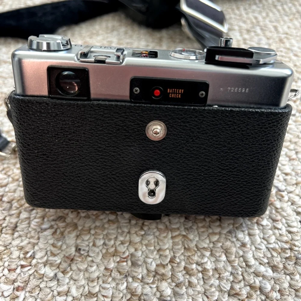 YASHICA ELECTRO 35 GSN Camera w 1:1.7 45mm Lens w/ Vivitar Auto 252 Flash & Case